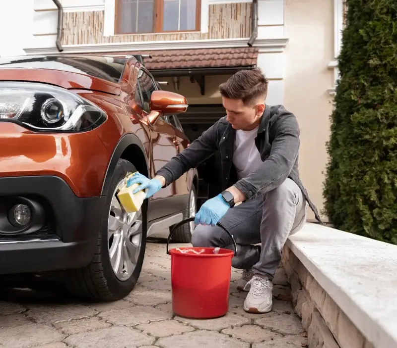 Lavage auto à domicile Cabestany : professionnel intervenant sur un véhicule